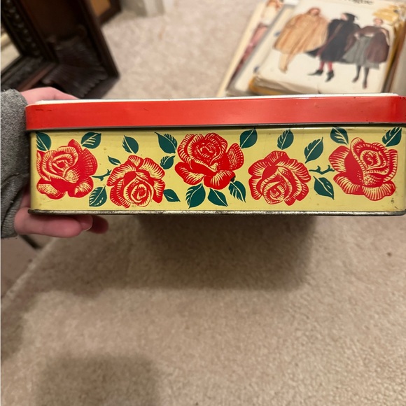 2 vintage tins, vintage sewing patterns, and misc sewing supplies - Picture 2 of 9